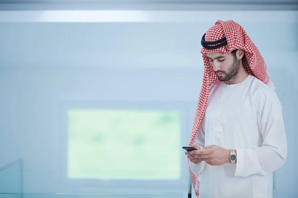 Young Modern Muslim Arabian Businessman Wearing Traditional Clothes While Using — Stock Photo, Image