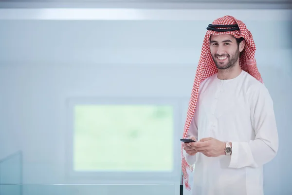 Jovem Muçulmano Moderno Empresário Árabe Vestindo Roupas Tradicionais Enquanto Usa — Fotografia de Stock