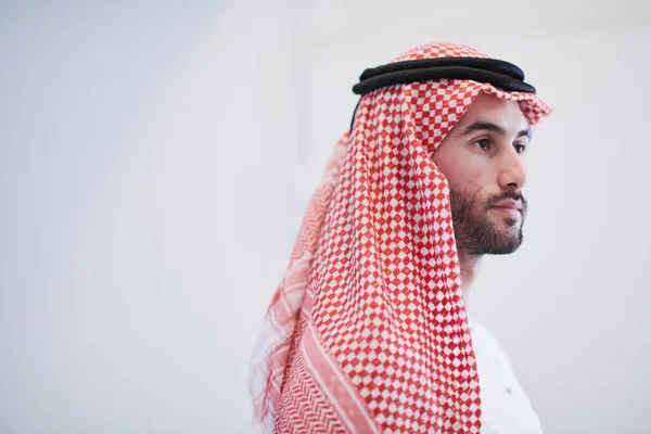 Young Modern Muslim Arabian Businessman Wearing Traditional Clothes While Using — Stock Photo, Image