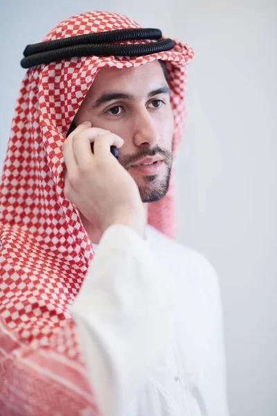 Ung Modern Muslimsk Affärsman Bär Traditionella Kläder När Använder Smartphone — Stockfoto