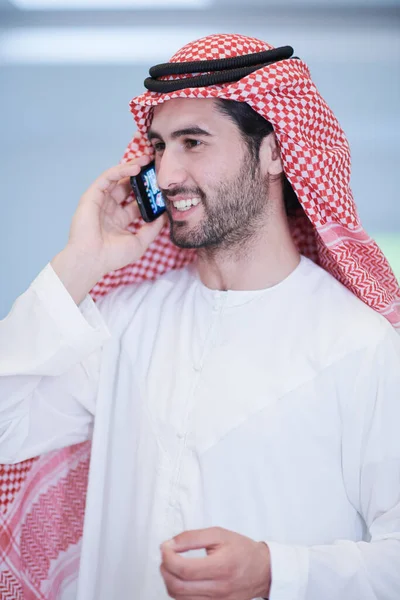 Ung Modern Muslimsk Affärsman Bär Traditionella Kläder När Använder Smartphone — Stockfoto