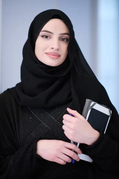 Jeune Femme Affaires Musulmane Moderne Tenant Tablette Ordinateur Portant Des — Photo