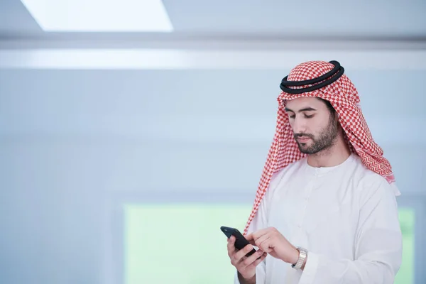 Fiatal Modern Muszlim Arab Üzletember Visel Hagyományos Ruhát Használata Közben — Stock Fotó