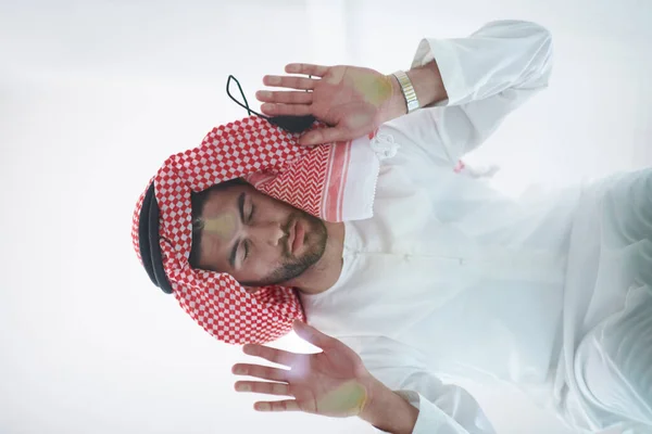 Geleneksel Giysiler Içinde Genç Arap Müslüman Adam Evde Ramazan Ziyafeti — Stok fotoğraf