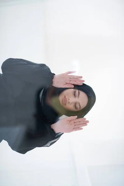 Jonge Arabische Moslim Vrouw Traditionele Hijab Kleren Bidden Glazen Vloer — Stockfoto