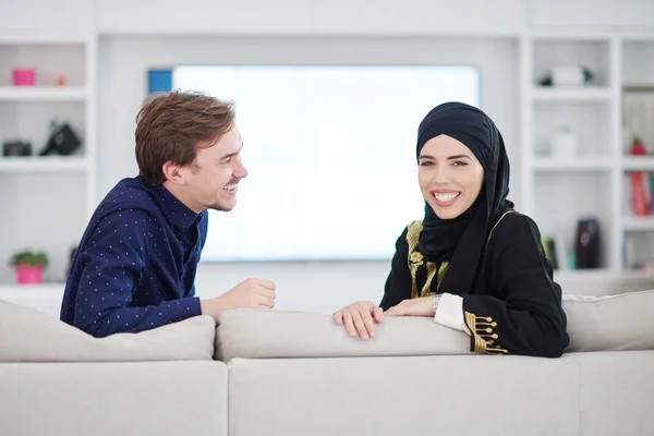 Mladý Muslimský Pár Žena Nosí Islámské Hidžáb Oblečení Sedí Pohovce — Stock fotografie