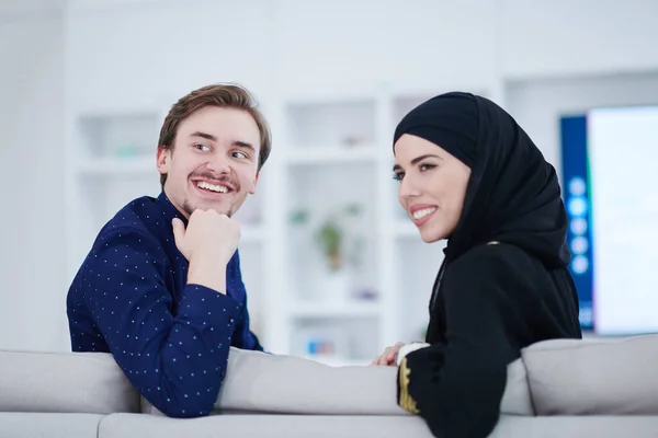Jovem Mulher Casal Muçulmano Vestindo Roupas Islâmicas Hijab Sentado Sofá — Fotografia de Stock