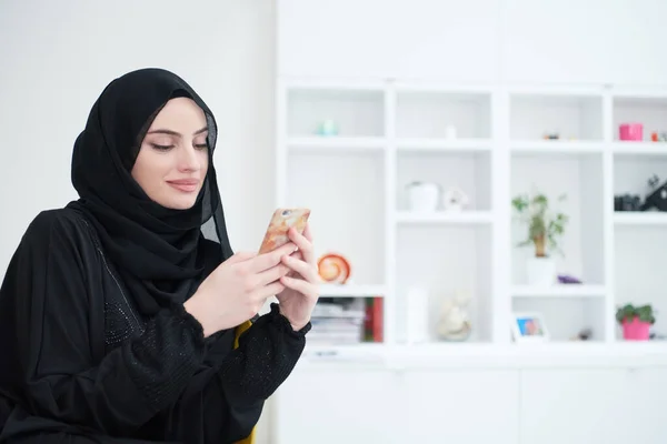 Jovem Moderno Muçulmano Mulher Negócios Usando Smartphone Vestindo Roupas Tradicionais — Fotografia de Stock