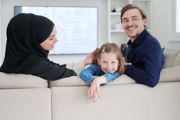 Familia Musulmana Feliz Con Mujer Hija Vestido Moda Tradicional Que —  Fotos de Stock