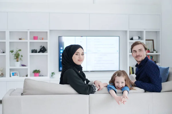 Gelukkig Moslim Familie Met Dochter Vrouw Traditionele Modieuze Jurk Hebben — Stockfoto