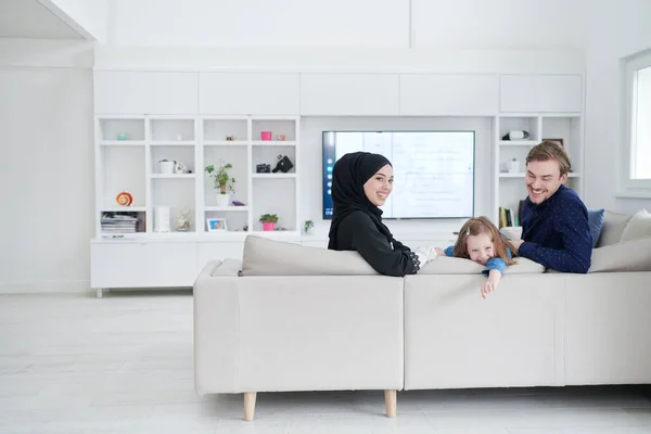 Gelukkig Moslim Familie Met Dochter Vrouw Traditionele Modieuze Jurk Hebben — Stockfoto
