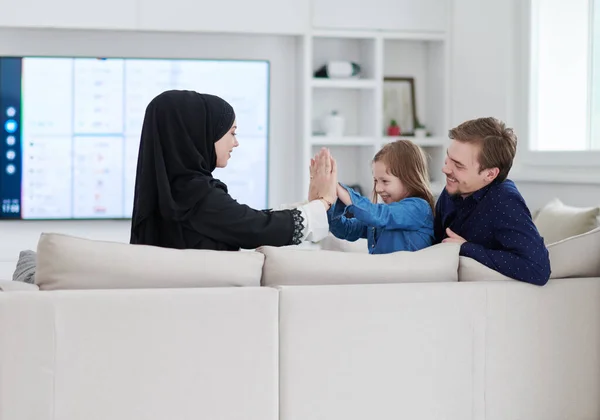 Gelukkig Moslim Familie Met Dochter Vrouw Traditionele Modieuze Jurk Hebben — Stockfoto