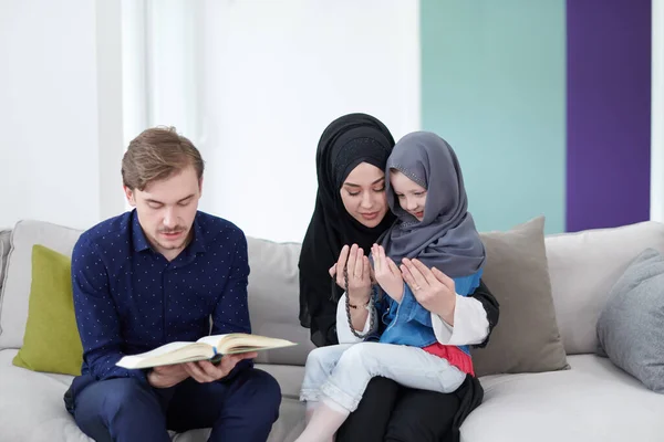 Tradiční Muslimské Rodiny Rodiče Dětmi Čtení Koránu Modlit Společně Pohovce — Stock fotografie