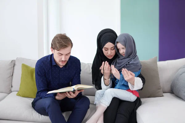 Traditionele Moslim Familie Ouders Met Kinderen Die Koran Lezen Samen — Stockfoto