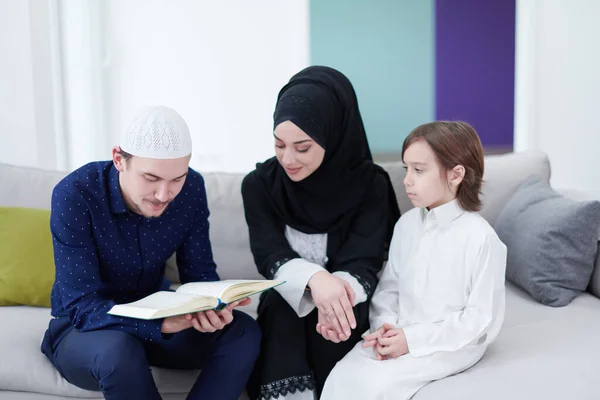 Traditionele Moslim Familie Ouders Met Kinderen Die Koran Lezen Samen — Stockfoto
