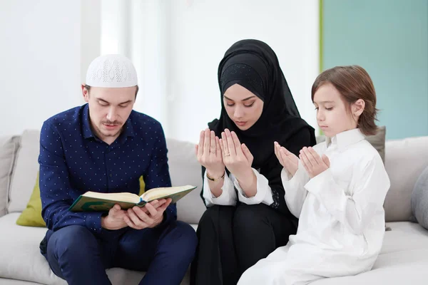 Orang Tua Keluarga Muslim Tradisional Dengan Anak Anak Membaca Qur — Stok Foto