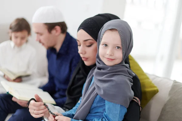 Традиційні Мусульманські Батьки Дітьми Які Читають Коран Моляться Разом Дивані — стокове фото