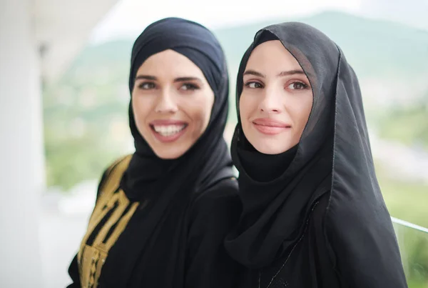 Portré Gyönyörű Muszlim Nők Divatos Ruha Hidzsáb Áll Erkélyen Képviselő — Stock Fotó