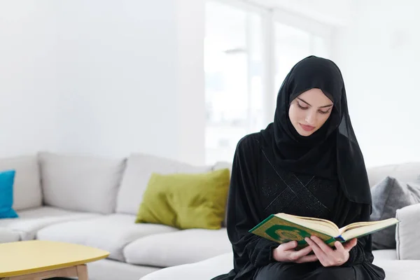 Joven Mujer Musulmana Tradicional Leyendo Corán Sofá Antes Cena Iftar —  Fotos de Stock