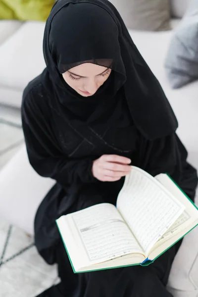 Jonge Traditionele Moslimvrouw Die Koran Leest Bank Voor Iftar Diner — Stockfoto