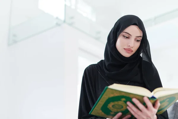 Jonge Traditionele Moslimvrouw Die Koran Leest Bank Voor Iftar Diner — Stockfoto