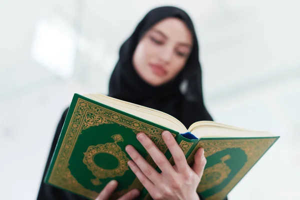 Junge Traditionelle Muslimin Liest Koran Auf Dem Sofa Vor Dem — Stockfoto