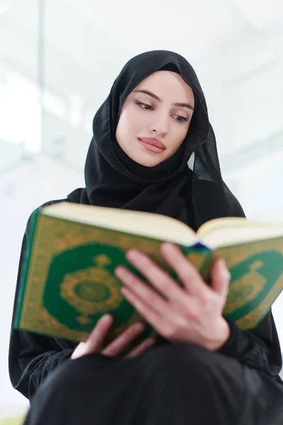 Jonge Traditionele Moslimvrouw Die Koran Leest Bank Voor Iftar Diner — Stockfoto