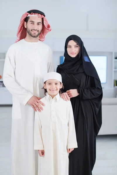 Portré Fiatal Boldog Arab Muszlim Család Pár Fia Hagyományos Ruhák — Stock Fotó