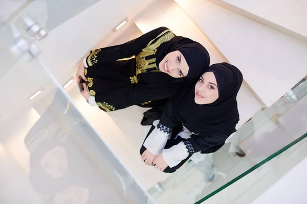 Top View Portrét Krásné Muslimské Ženy Módních Šatech Hidžábem Sedí — Stock fotografie