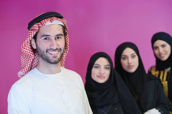 Portrait Groupe Jeunes Musulmans Homme Arabe Avec Trois Femmes Musulmanes — Photo