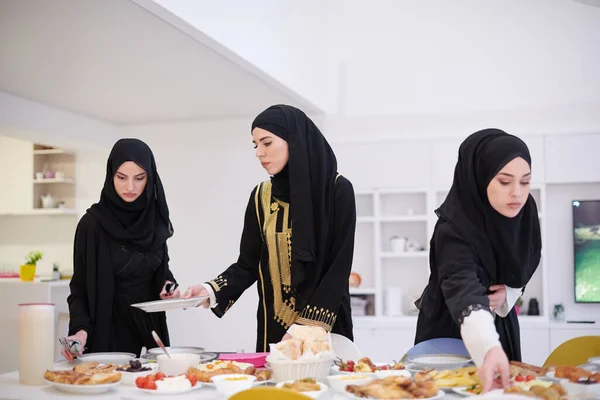 Familia Musulmana Eid Mubarak Cenando Con Iftar Jóvenes Musulmanas Sirviendo — Foto de Stock