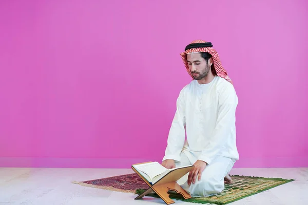 Joven Musulmán Árabe Vestido Con Ropa Tradicional Leyendo Libro Sagrado —  Fotos de Stock