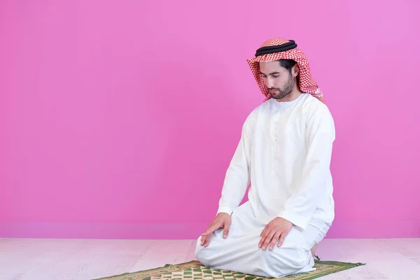 Jovem Muçulmano Árabe Homem Roupas Tradicionais Orando Tapete Frente Parede — Fotografia de Stock