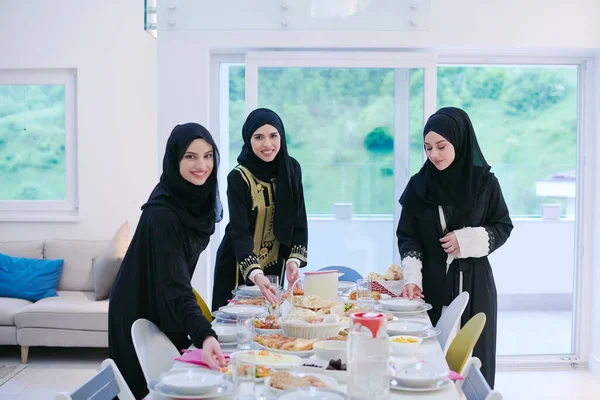 イード ムバラク イスラム教徒の家族は イフタールの夕食の若いイスラム教徒の女の子が自宅でラマダーンの祭りの月にテーブルの上で食べ物を提供しています イスラム教のハラル食と飲酒 イスラーム家族 — ストック写真