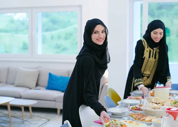 Eid Mubarak Muslimská Rodina Iftar Večeře Mladé Muslimské Dívky Servírující — Stock fotografie