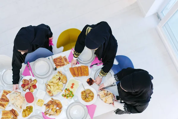 Eid Mubarak Família Muçulmana Tendo Iftar Jantar Jovens Moças Muçulmanas — Fotografia de Stock