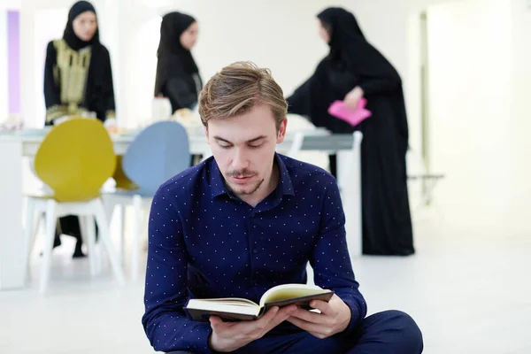 Jovem Muçulmano Homem Sentado Chão Enquanto Lendo Livro Sagrado Alcorão — Fotografia de Stock