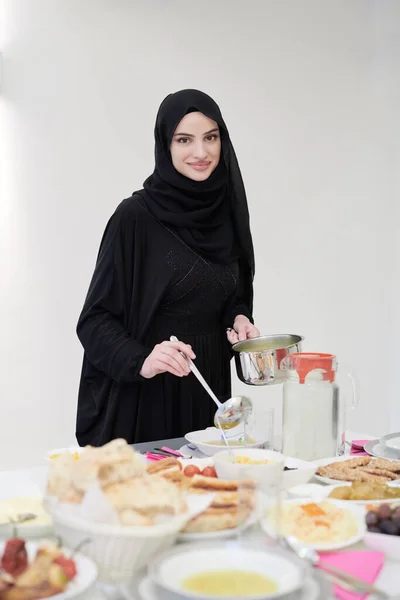 Eid Mubarak Muselman Familj Har Iftar Middag Ung Muslim Flicka — Stockfoto