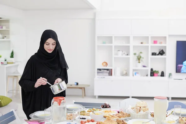 Eid Mubarak Familia Musulmana Teniendo Iftar Cena Joven Musulmana Sirviendo — Foto de Stock