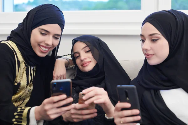 Skupina Mladých Krásných Muslimských Žen Módních Šatech Hidžábem Pomocí Mobilního — Stock fotografie