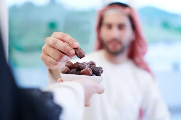 イード ムバラク イスラム教徒の家族は イフタールのディナーを食べながら食事をしています ラマダーン月の家で伝統的な食べ物を食べる 現代の西洋イスラームにおけるイスラーム的ハラールの飲食 — ストック写真