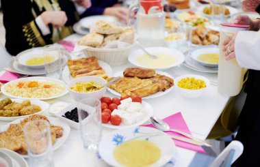 Mübarek Mübarek bayram ailesi Ramazan bayramında evde geleneksel yemekler yiyerek iftar yiyor. İslami Helal Yiyen ve İçen İslami Aile