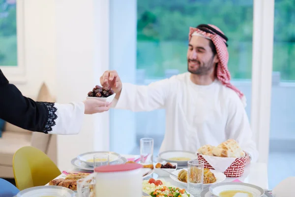 Famille Musulmane Aïd Moubarak Dîne Avec Iftar Pour Festoyer Manger — Photo