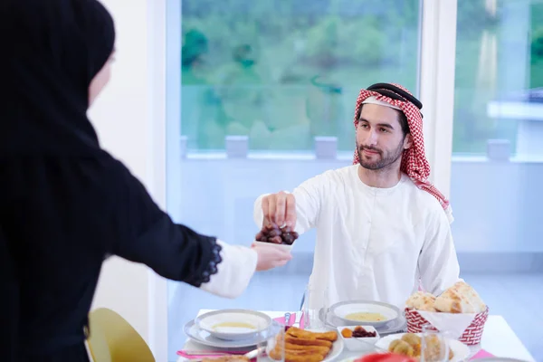 Eid Mubarak Muzułmańska Rodzina Jedząca Obiad Iftarem Przerwać Ucztę Jedzenie — Zdjęcie stockowe