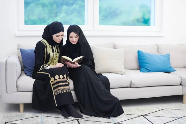 Jóvenes Mujeres Musulmanas Tradicionales Leyendo Corán Sofá Antes Cena Iftar —  Fotos de Stock