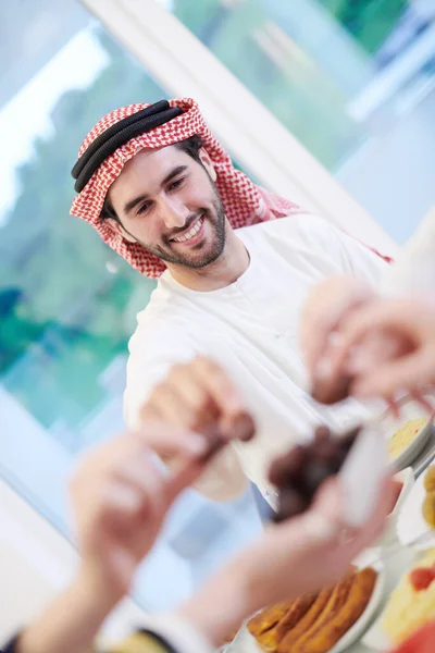 Eid Mubarak Família Muçulmana Ter Iftar Jantar Comendo Datas Para — Fotografia de Stock