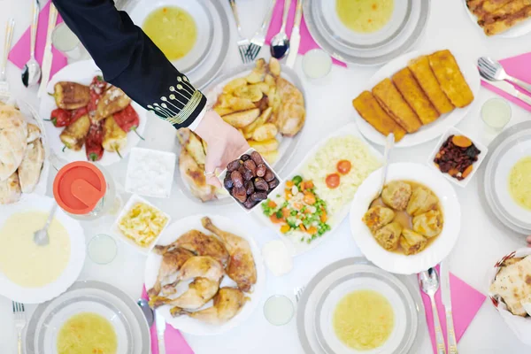 Eid Mubarak Muzułmańska Rodzina Jedząca Obiad Iftarem Przerwać Ucztę Jedzenie — Zdjęcie stockowe