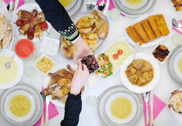 开斋节 穆巴拉克的穆斯林家庭正在享用伊法塔晚餐 斋月期间在家里吃传统食物 现代西方伊斯兰教的伊斯兰圣餐与饮酒至上观 — 图库照片