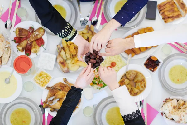 Eid Mubarak Famiglia Musulmana Avendo Iftar Cena Mangiare Date Rompere — Foto Stock