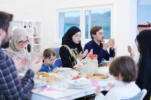 Eid Mubarak Musulmanes Orando Antes Cena Iftar Comer Comida Tradicional — Foto de Stock